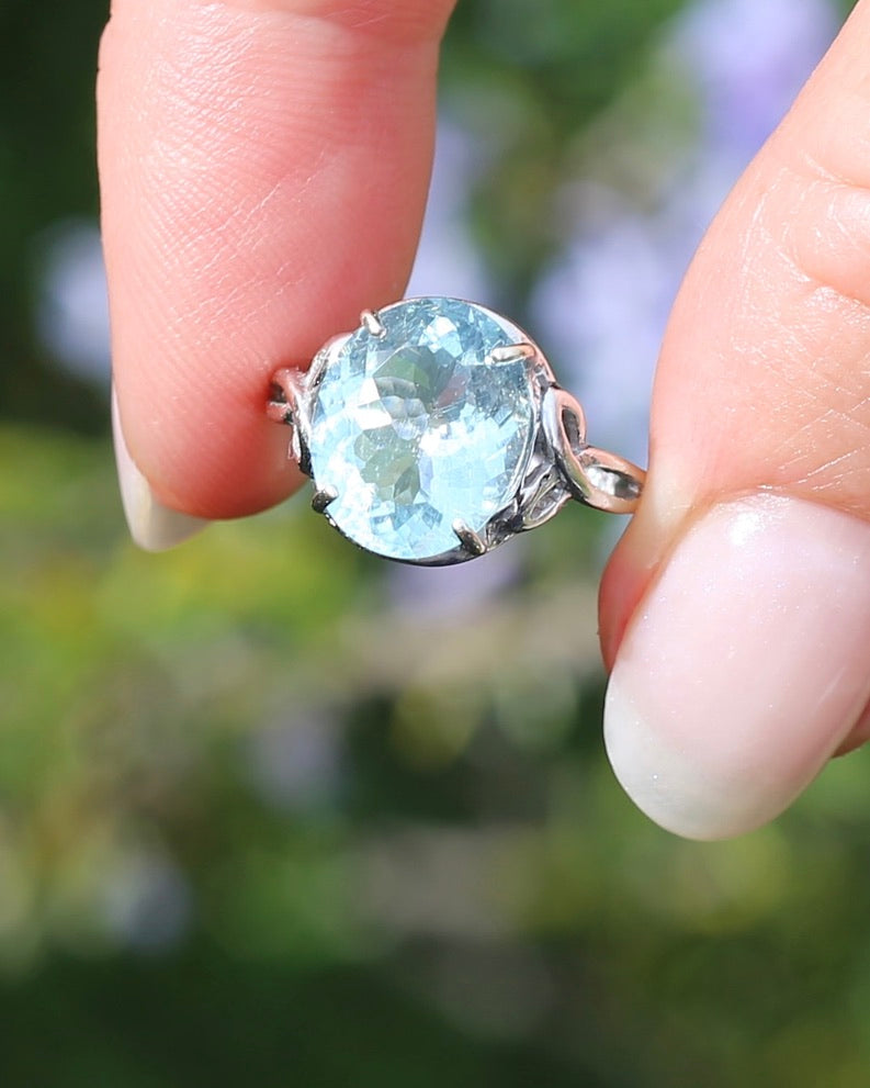 3.2ct Oval Natural Aquamarine in Celtic Inspired 18ct White Gold Ring, size L1/2 or 6, 3.11g