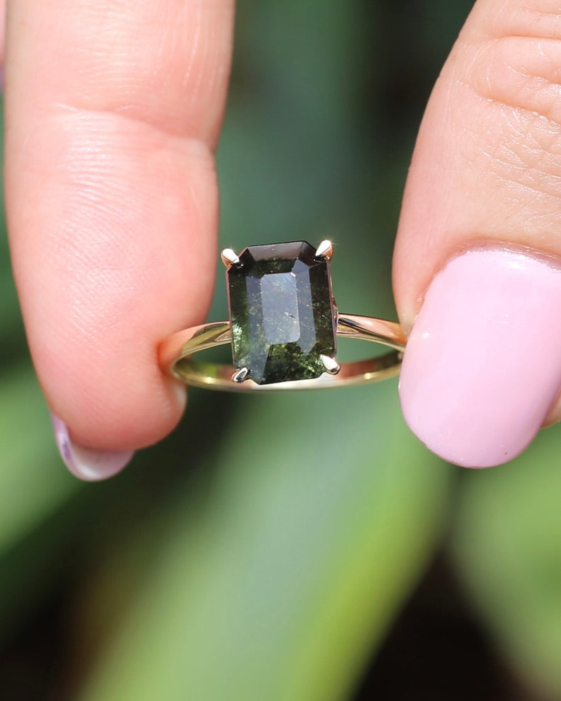 Unique Emerald Cut Ludwigite Peridot Ring, 4 claw, 9ct Yellow Gold, size O or 7.25, 2.87g