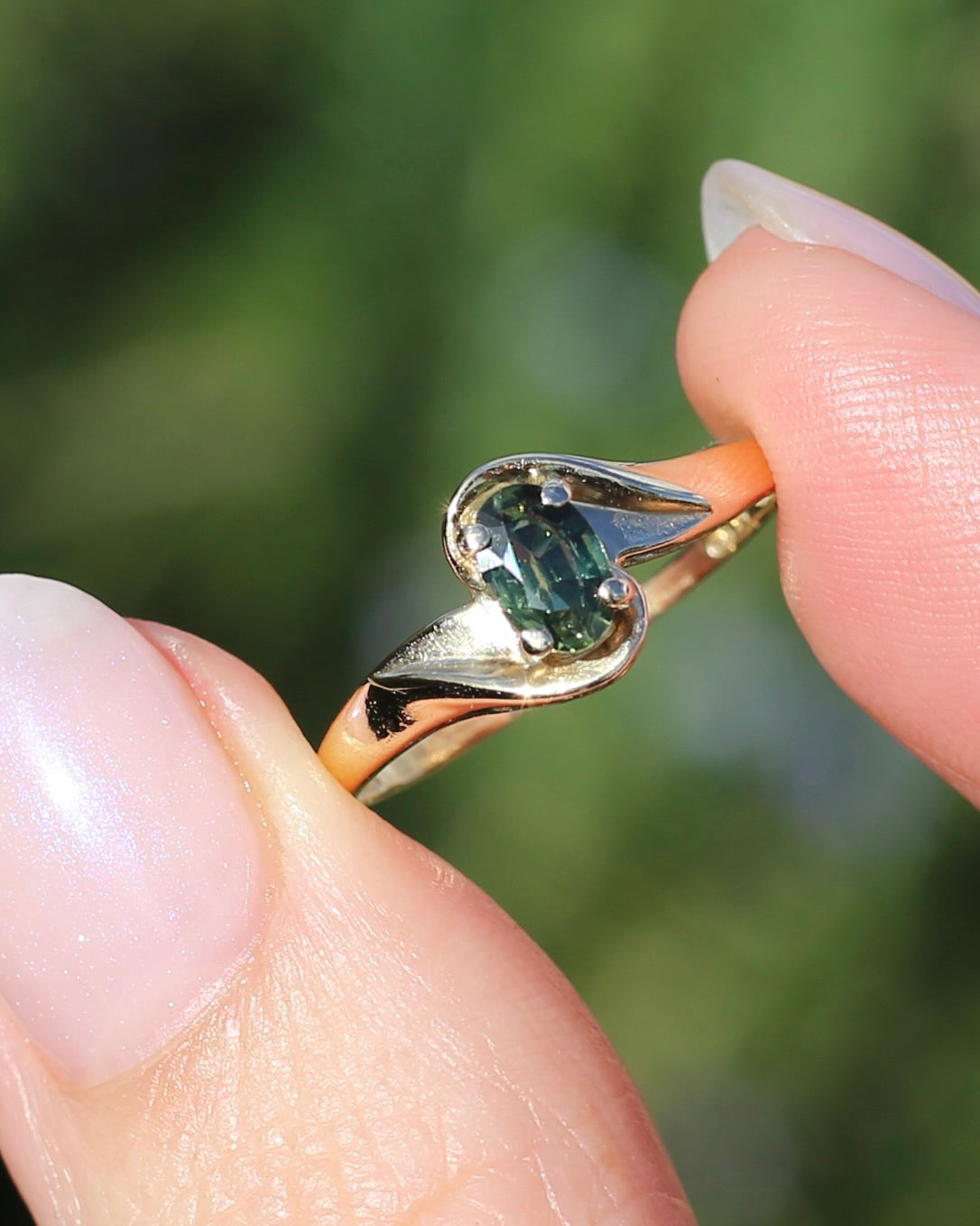 0.6ct Oval Green Australian Sapphire Ring, 10ct Yellow Gold, size N or 6.75, 1.56g
