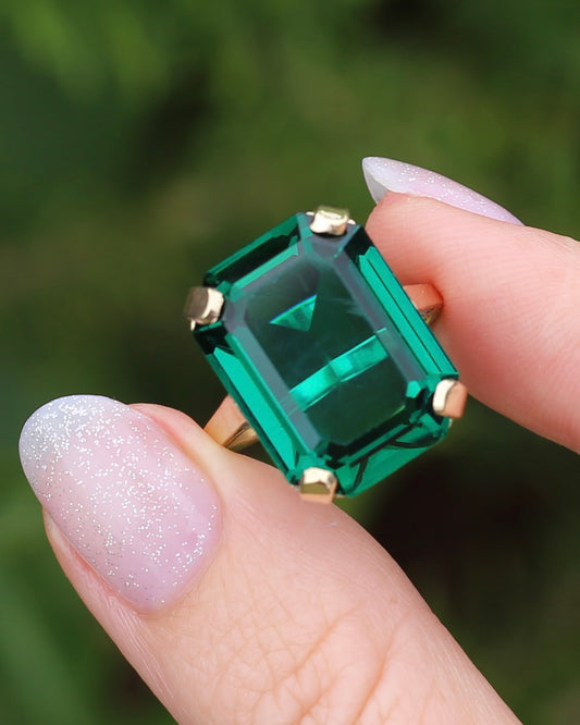 Vintage 1967 Birmingham Made Green Glass Cocktail Ring, 9ct Yellow Gold, size Q1/2 or 8.25, 7.85g