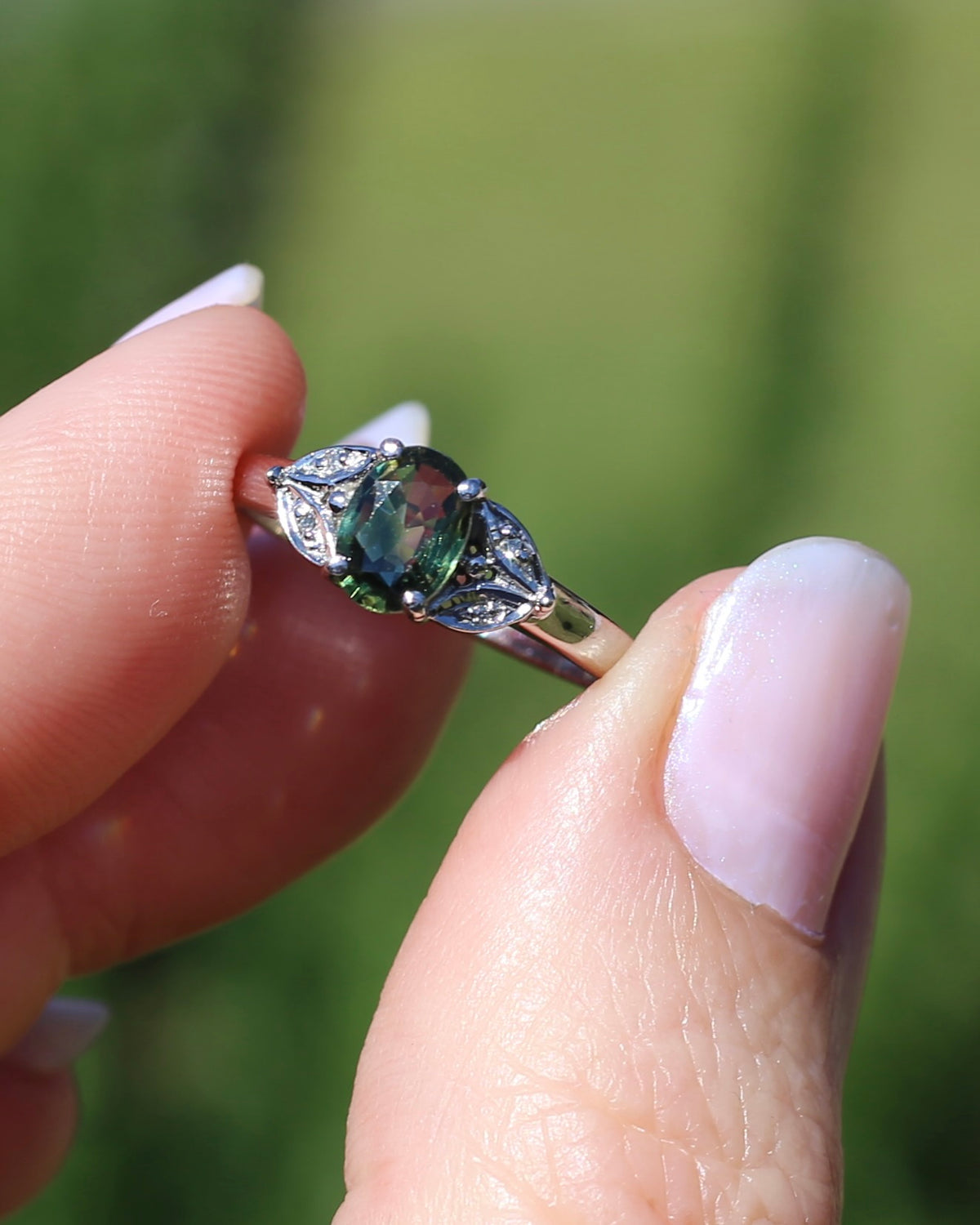 0.8ct Parti Sapphire and Single Cut Diamond Ring, 9ct White Gold, size N or just over 6.5, 2.00g