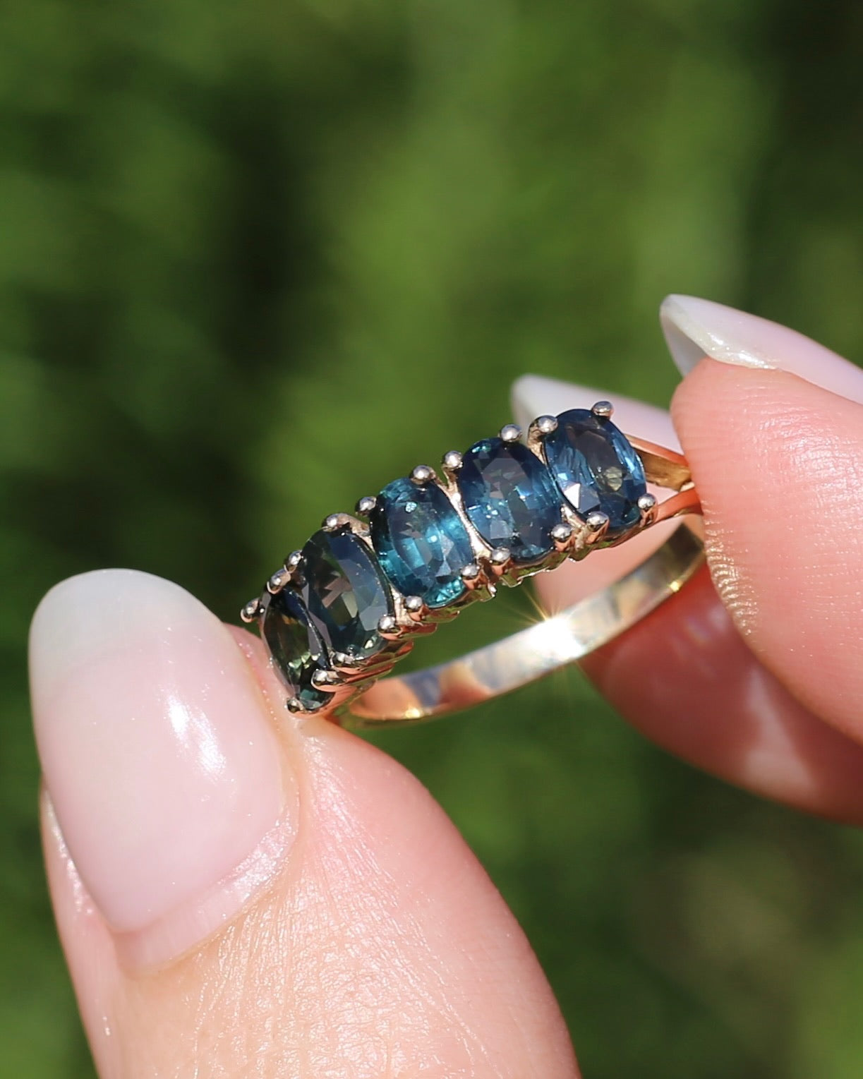 Vintage 3.25ct Five Stone Parti Sapphire Ring, 9ct Yellow Gold, size O1/2 or 7.5 with valuation, 3.05g