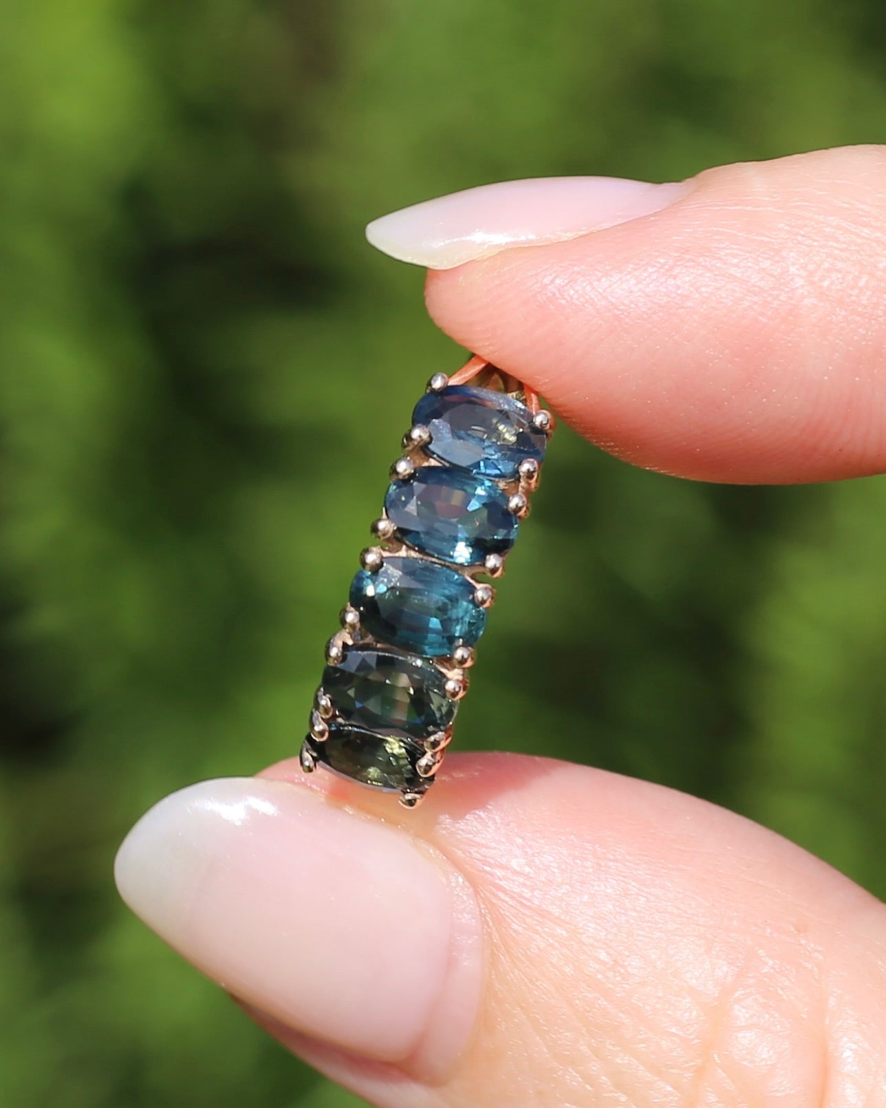 Vintage 3.25ct Five Stone Parti Sapphire Ring, 9ct Yellow Gold, size O1/2 or 7.5 with valuation, 3.05g