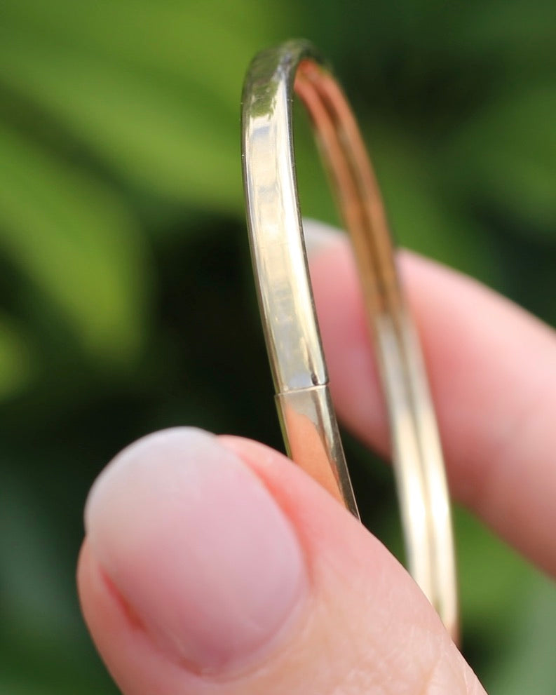 Oval 9ct Coil Bangle, British Made, 9ct Yellow Gold (the slightly rosier gold of the two), 5.38g