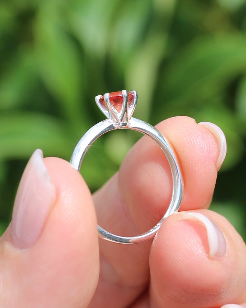 0.9ct Peach Spinel in 6 Claw Solitaire Ring, Sterling Silver, size Q1/2 or 8.25, 1.94g
