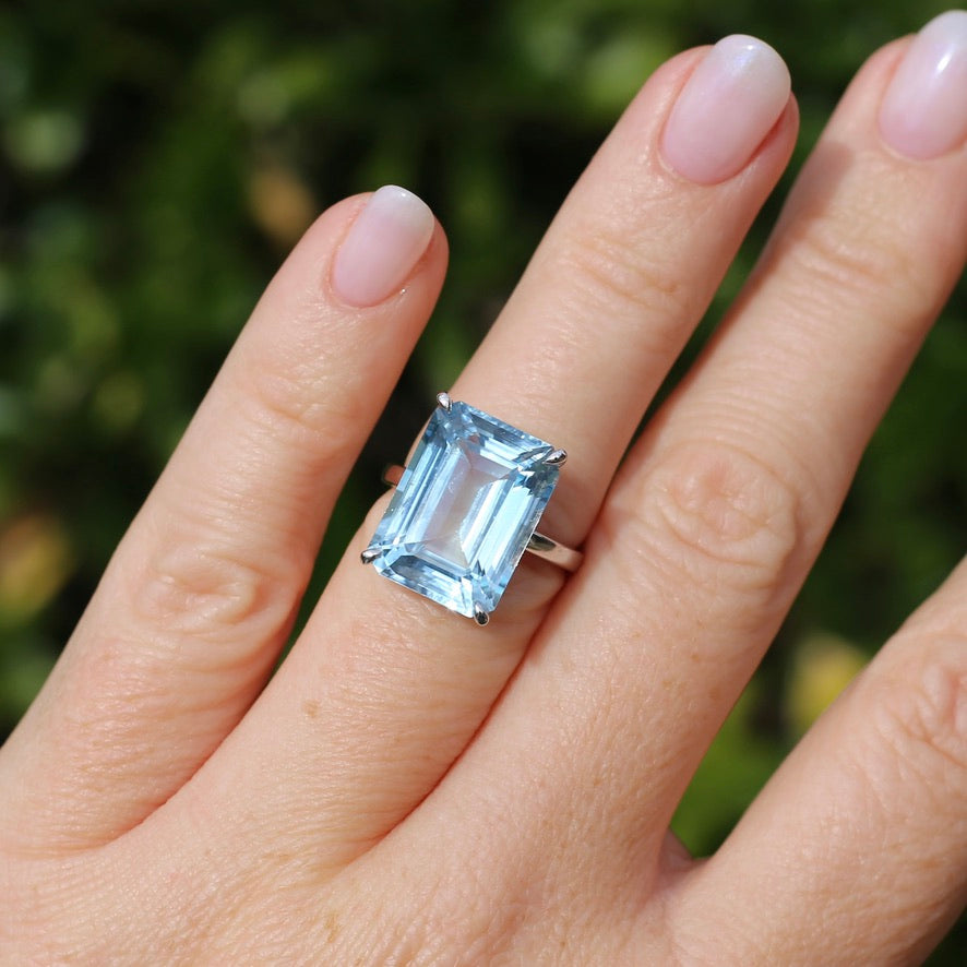 Stunning 15.41ct Emerald Cut Blue Topaz in 14ct White Gold Ring, size L or 5.5