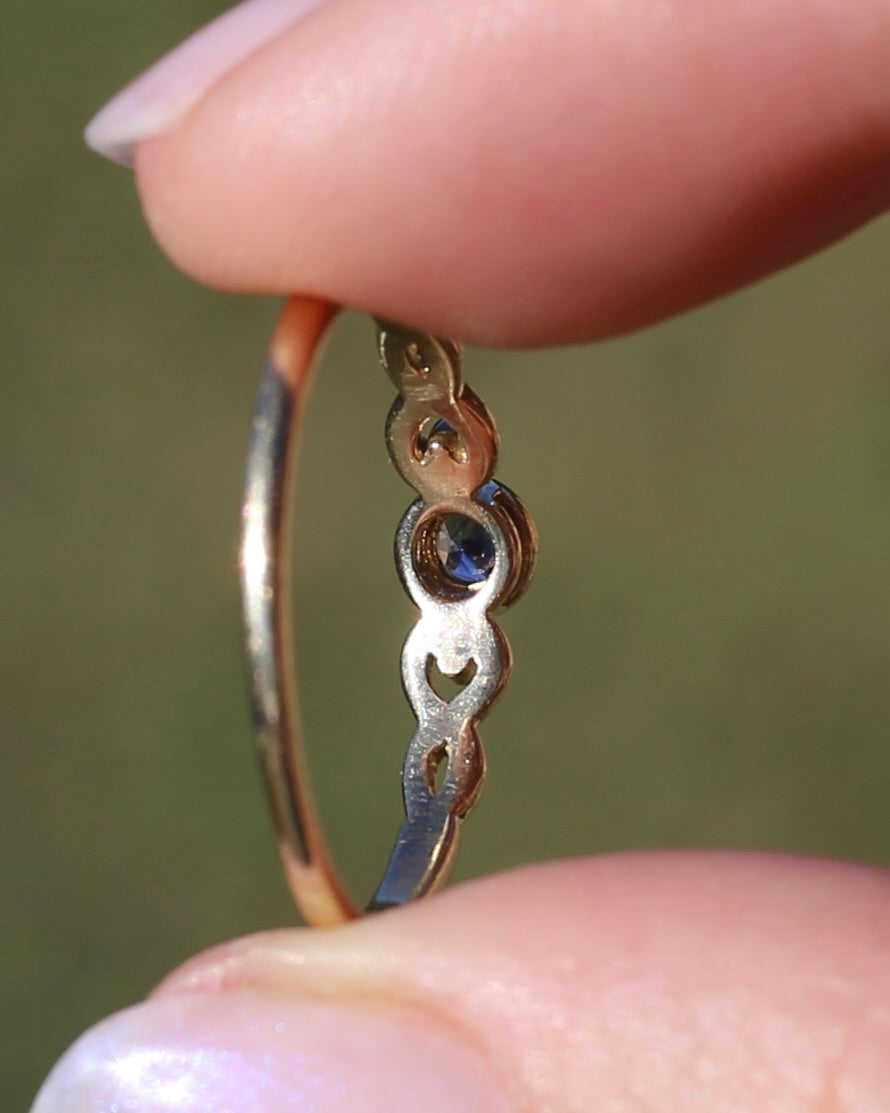 Bezel Set Bright Blue Sapphire Ring with Twisted Rope Shoulder Details, size 9.5 or just over S1/2, 1.76g