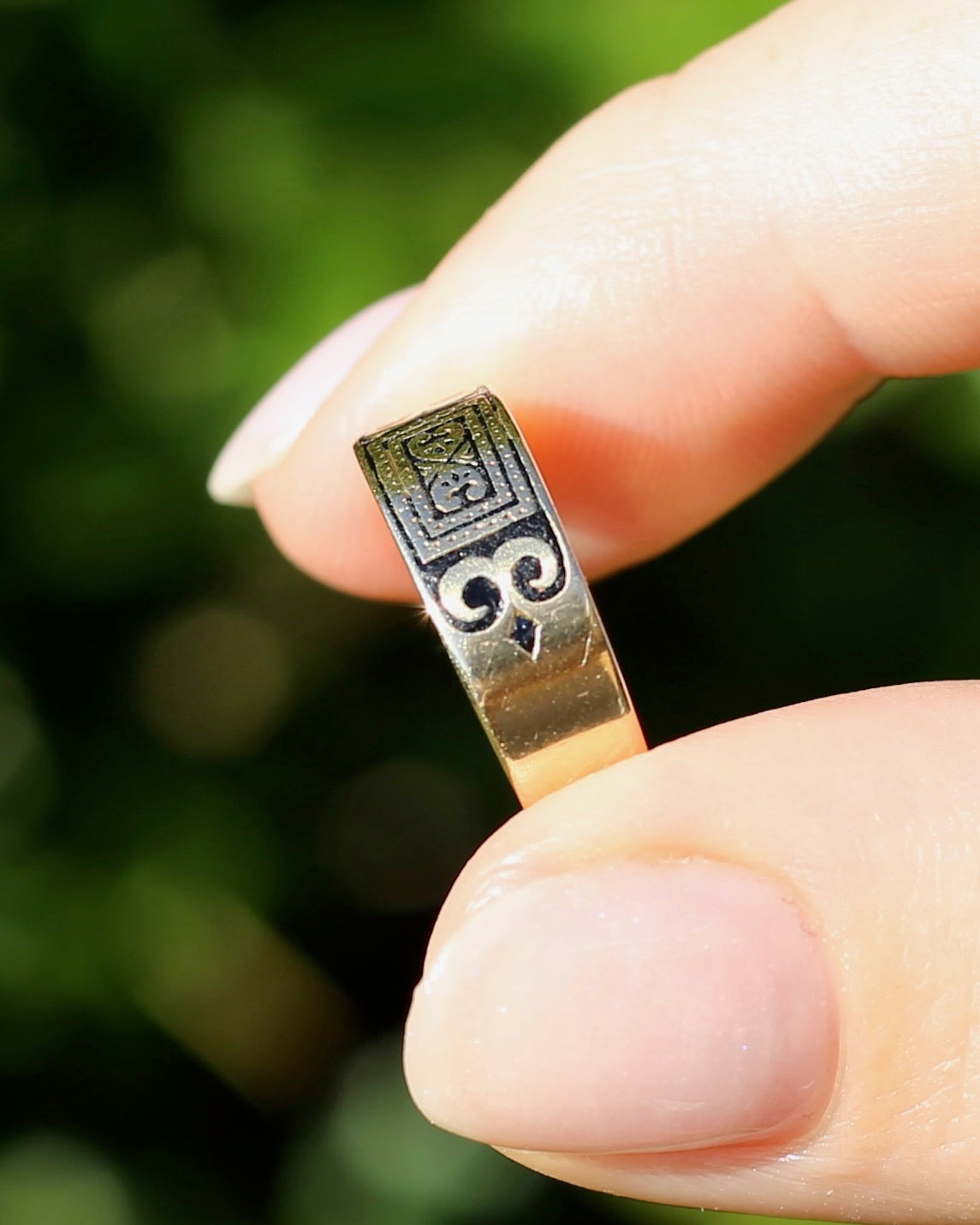 Antique Early Australian J. M. Wendt Enamel Set Band, 18ct Yellow Gold, size N or just over 6.5 (fits more like an M-M1/2 due to width)