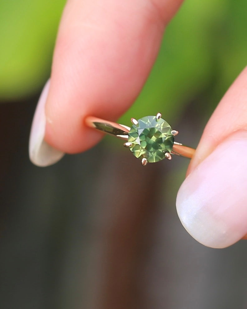 1.38ct Deep Yellowish Green Sapphire 6 Claw Ring, 14ct Yellow Gold, size 7 or just under O, 1.62g, with valuation
