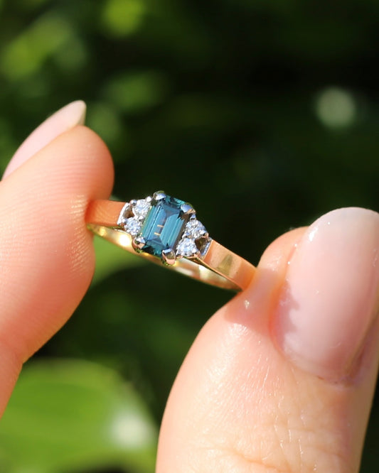 East African 0.725ct Teal Sapphire in Vintage Diamond Ring, 9ct Yellow and White Gold, size N1/2 or 7, 2.54g
