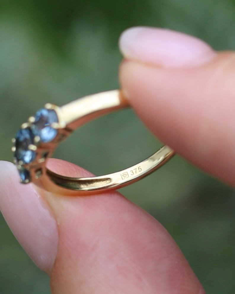 1.5ct Pale Cornflower Blue Parti Trilogy, Claw Set 9ct Yellow Gold, size Q or 8.25, 2.17g