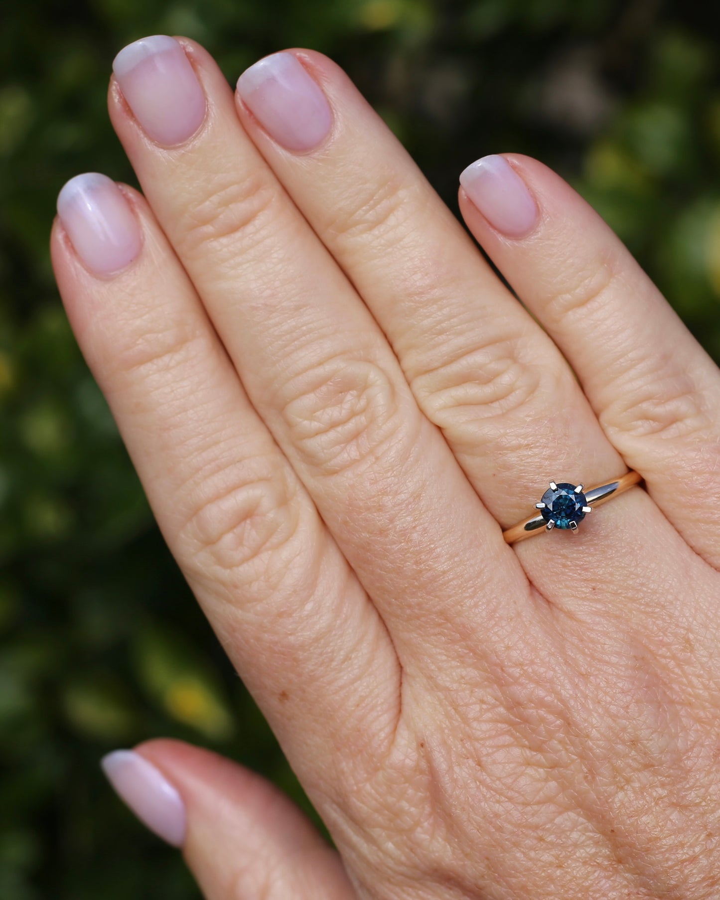 0.8ct Natural Teal Blue Sapphire in 14ct 6 Claw White Gold Setting on 14ct Yellow Gold Band, size N1/2 or just under 7, 2.51g