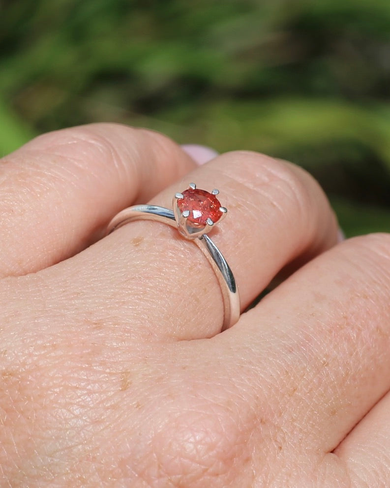 0.9ct Peach Spinel in 6 Claw Solitaire Ring, Sterling Silver, size Q1/2 or 8.25, 1.94g