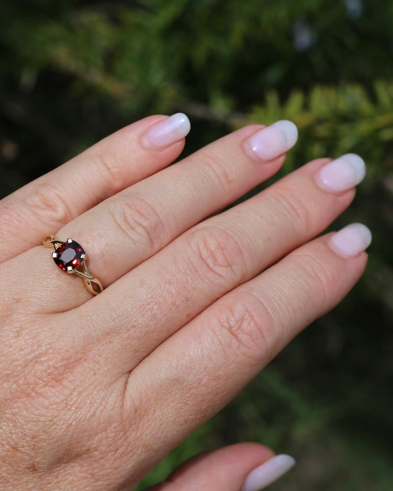 1.35ct Cushion Cut Deep Red Natural Spinel, 18ct Yellow Gold, size M1/2 or just under 6.5, 3.75g