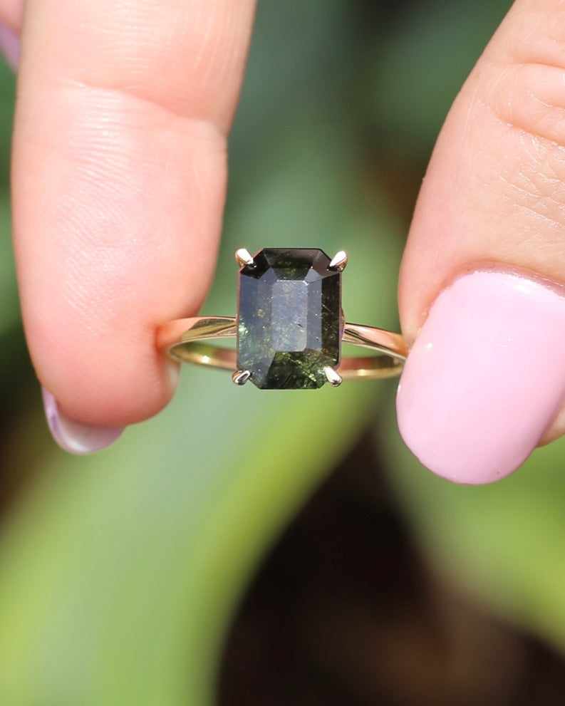 Unique Emerald Cut Ludwigite Peridot Ring, 4 claw, 9ct Yellow Gold, size O or 7.25, 2.87g