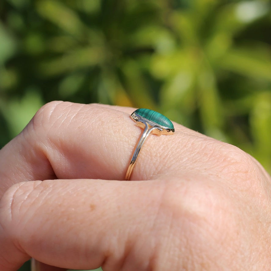 Oval malachite Ring, 9ct YG, size 8 or Q