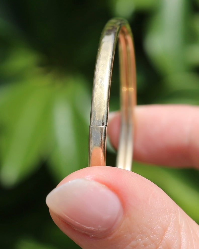 Oval 9ct Coil Bangle, British Made, 9ct Yellow Gold (the slightly rosier gold of the two), 5.38g