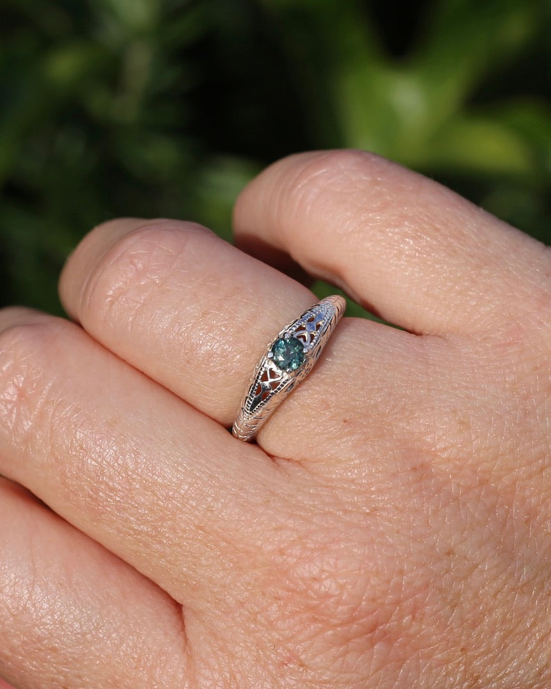 0.4ct Parti Sapphire Solitaire, Silver Filigree Ring, size N1/2 or 7, 2.6g