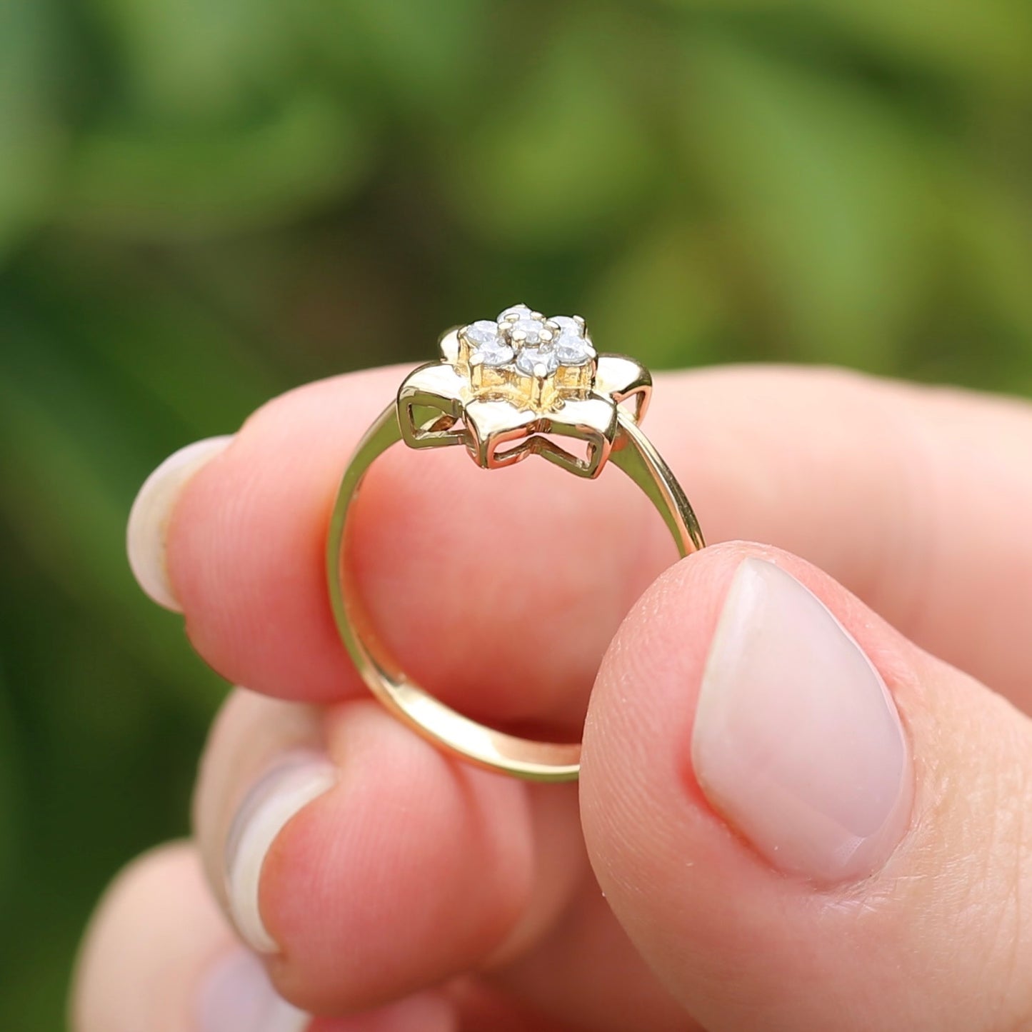 18ct Gold Flower with Diamond Stamens, 18ct Yellow Gold, size O or just over 7