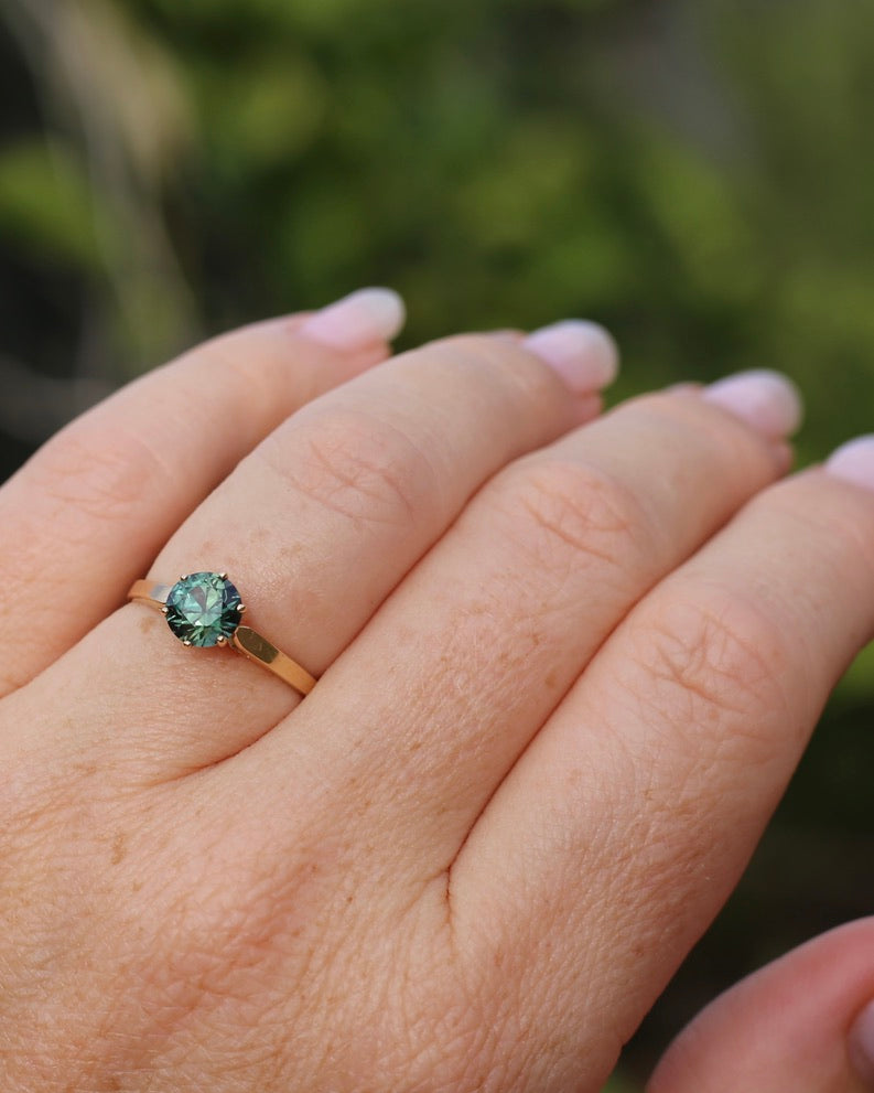 1.36ct Teal Parti Sapphire in Vintage 6 Claw 14ct Yellow Gold Ring, size O or 7.25, 1.96g, with valuation