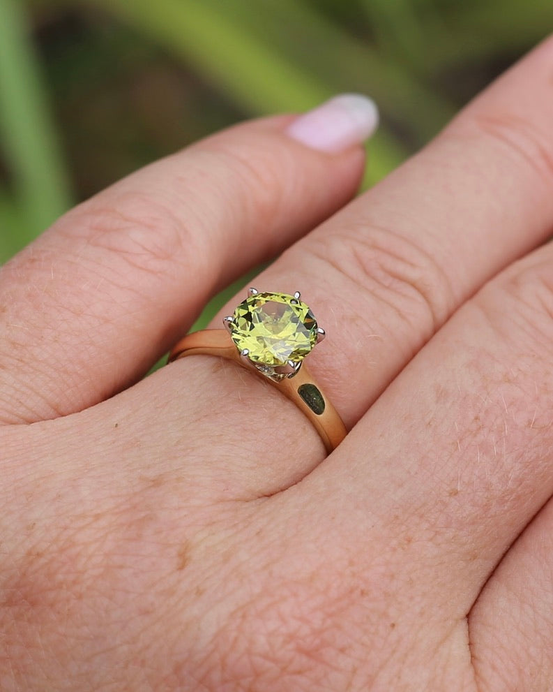 Breathtaking 2.59ct Natural Greenish Yellow Sapphire in Vintage 6 claw Mixed Metal 14ct Gold, 14ct White and Yellow Gold, size O or just over 7, 3.61g, with valuation