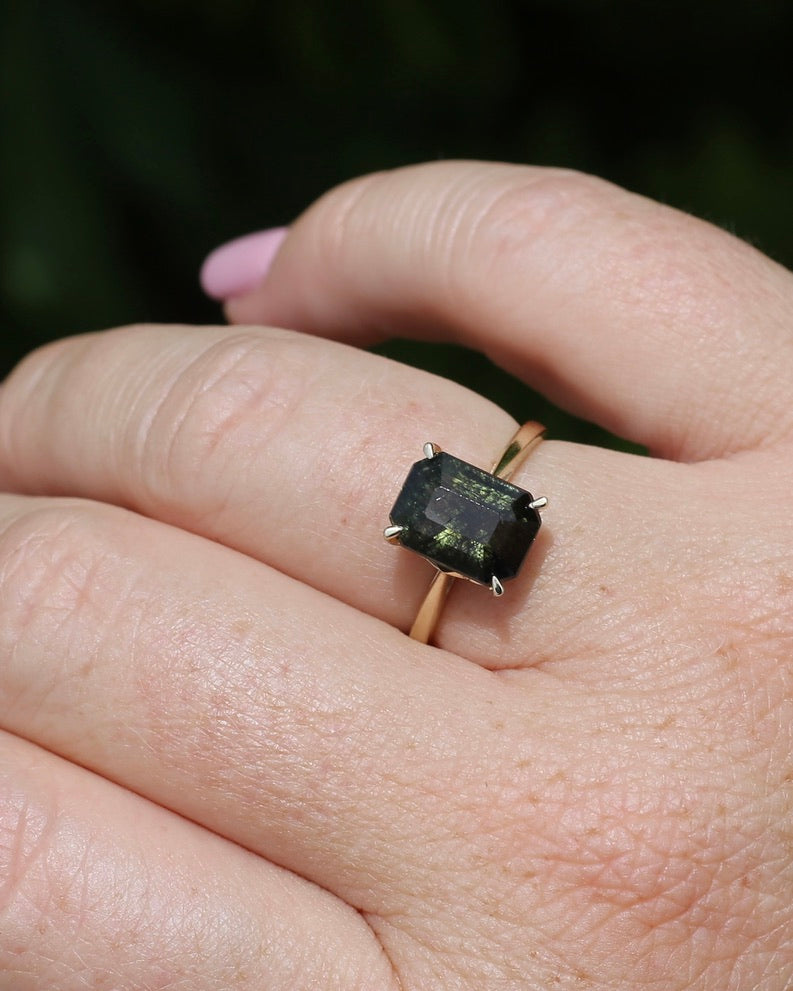 Unique Emerald Cut Ludwigite Peridot Ring, 4 claw, 9ct Yellow Gold, size O or 7.25, 2.87g
