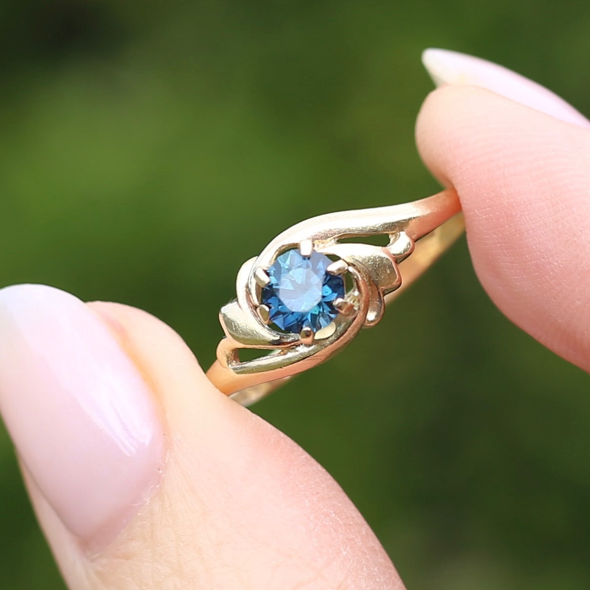 Peacock Parti Sapphire Ring, 9ct Yellow Gold, size 10 or U