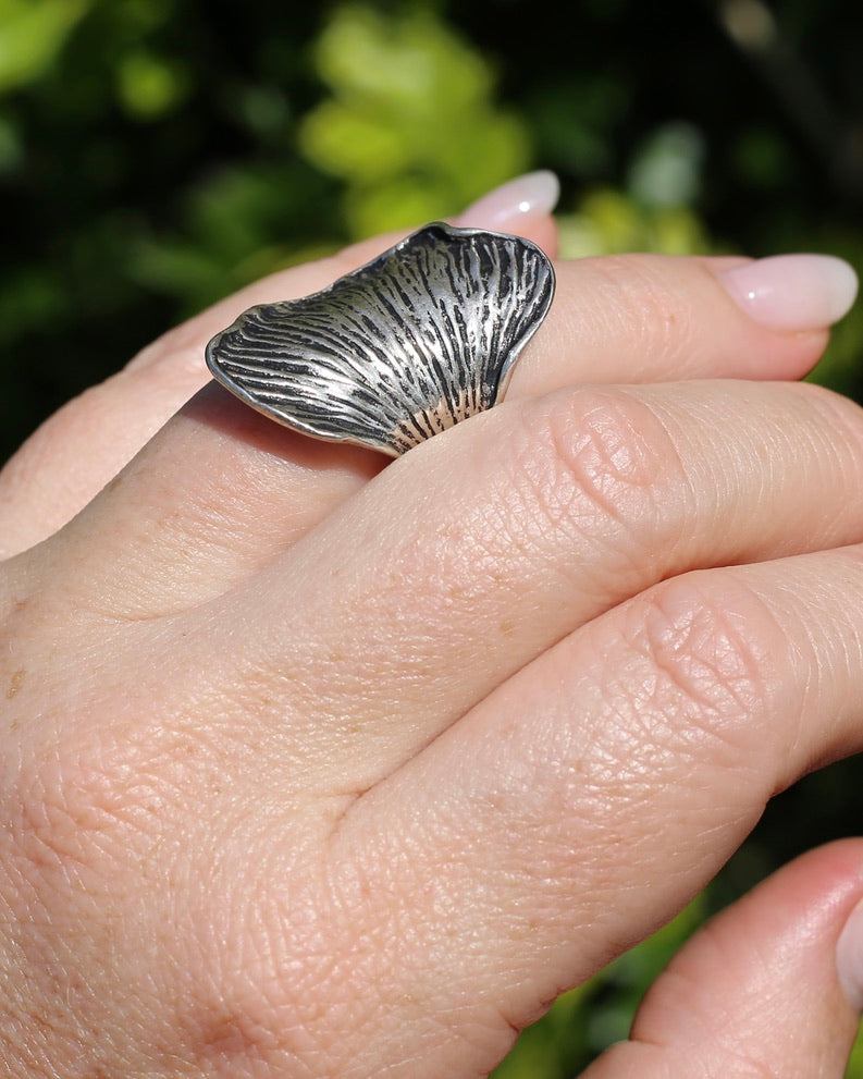 Large Petal Leaf Rustic With Dark Engraved Ridges, Sterling Silver, 8.5g, size M1/2 or 6.5 (fits smaller)