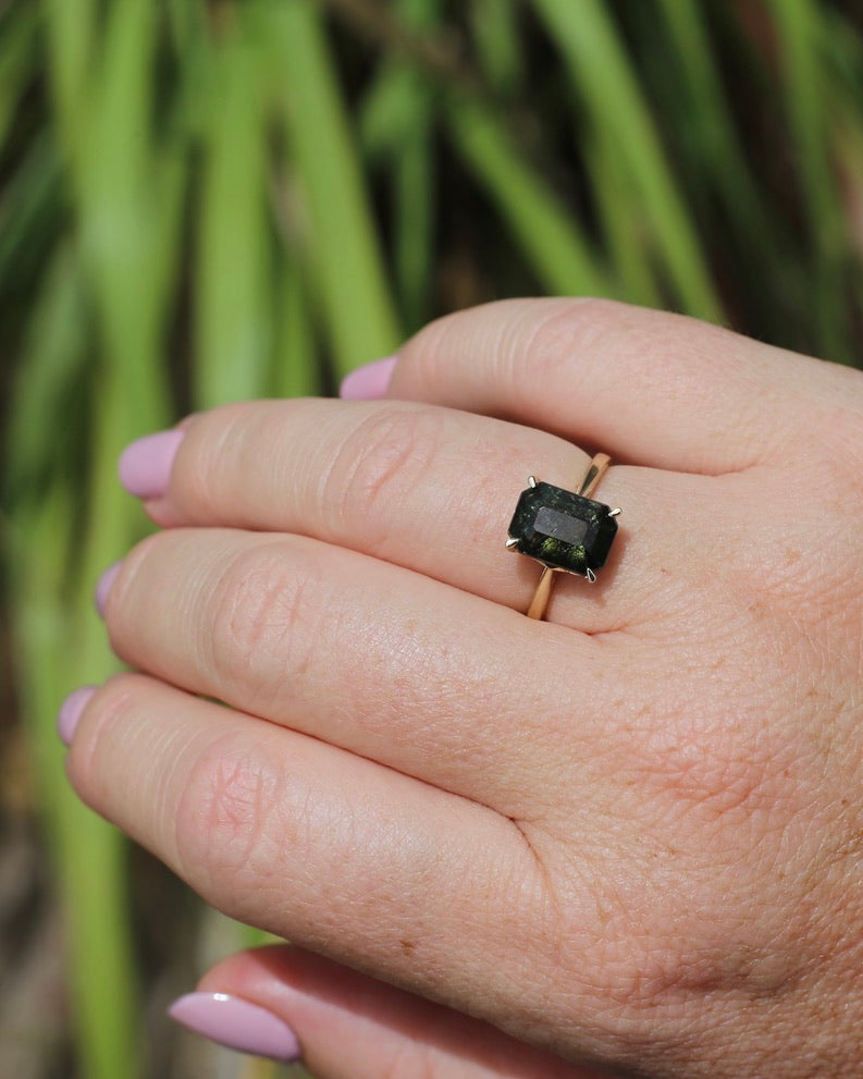 Unique Emerald Cut Ludwigite Peridot Ring, 4 claw, 9ct Yellow Gold, size O or 7.25, 2.87g