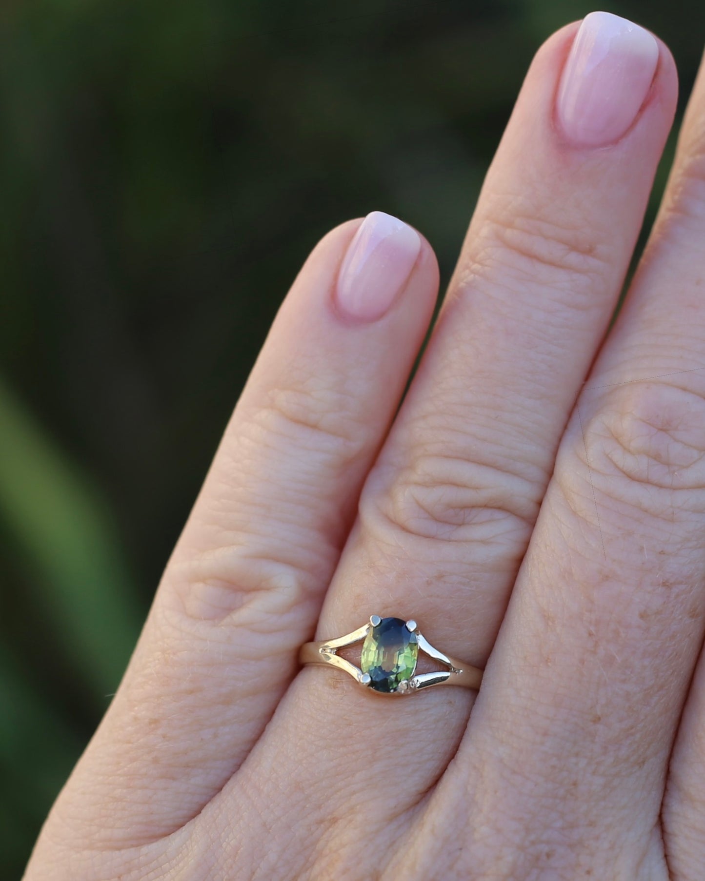 1.15ct Oval Parti Sapphire Split Shoulder Solitarie Ring, 9ct Yellow Gold, size O1/2 or 7.5, 1.59g