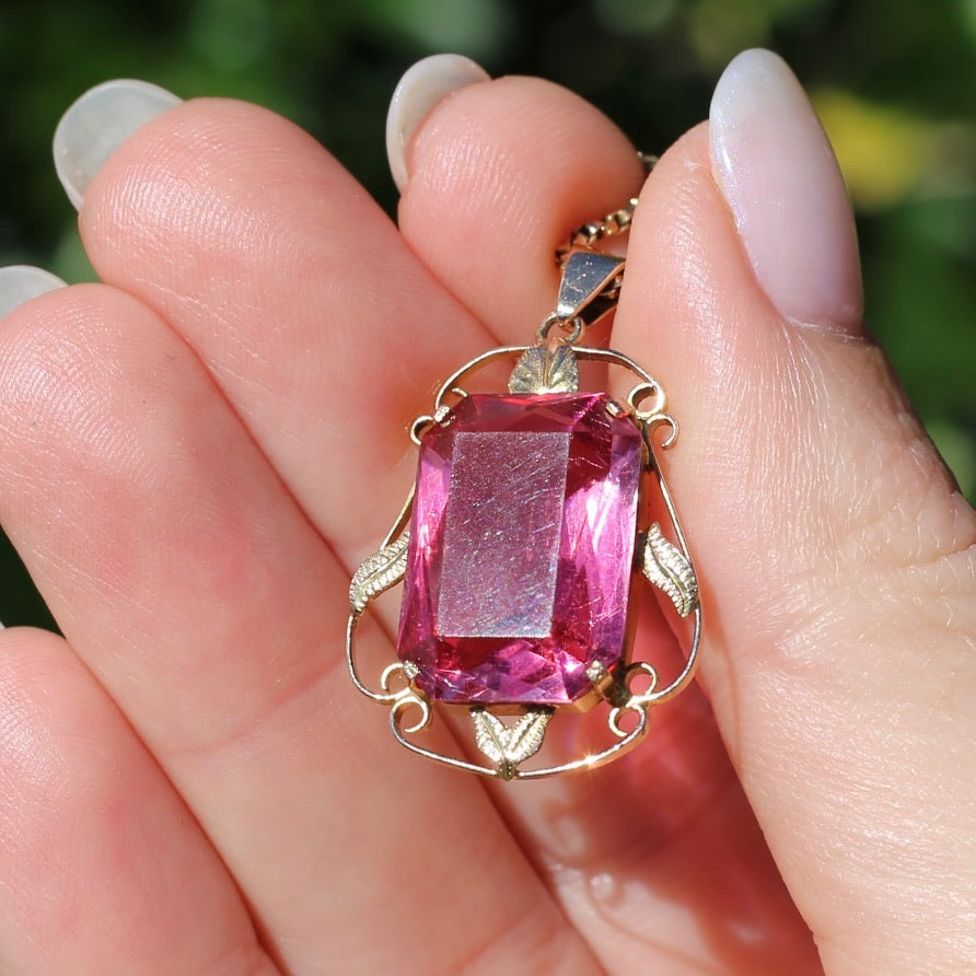 Circa 1930s-1950s Pink Paste Pendant in Decorative 9ct Gold Leaf Surround, 4.95g