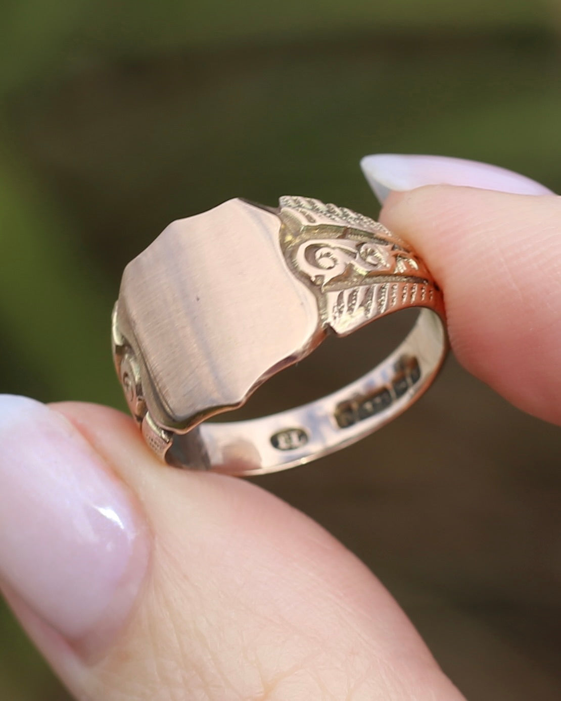 Antique 1918 Signet Ring with Carved Shoudlers, 9ct Old Rose Gold, size Q or 8 - fits more like O1/2 - P or 7.5 based on width, 4.29g