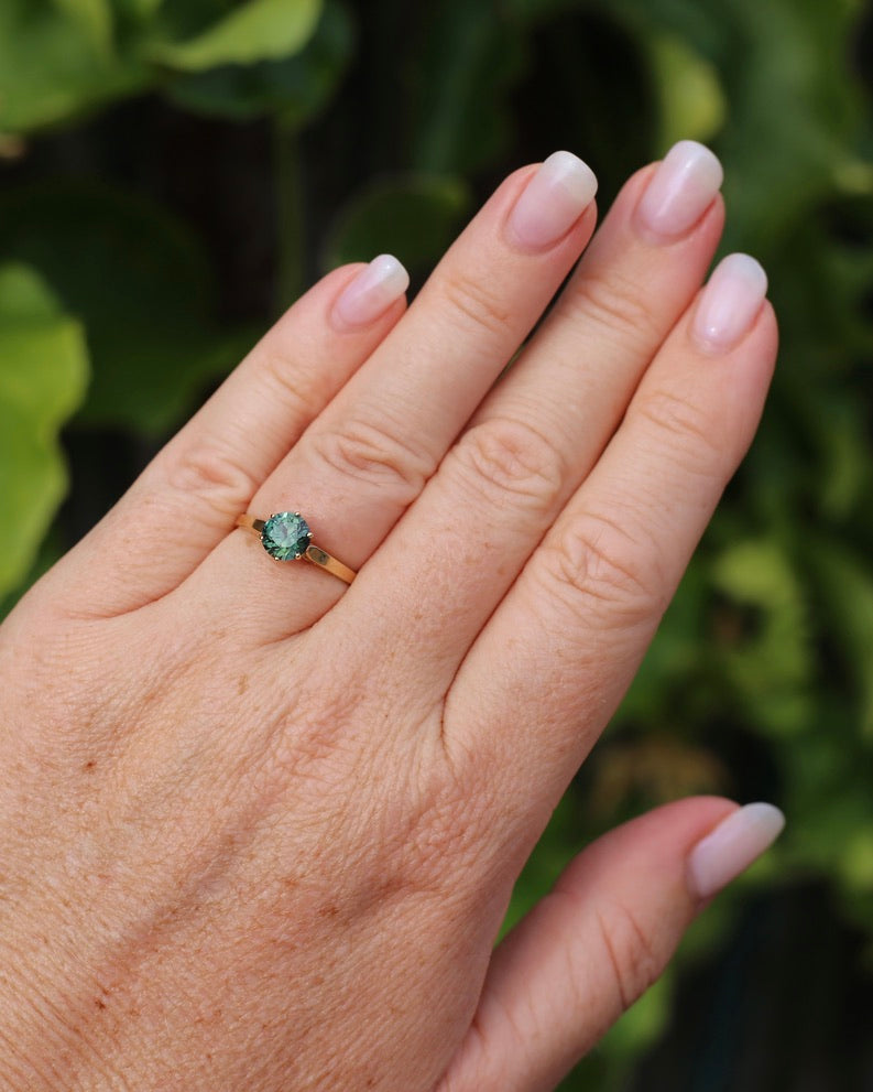 1.36ct Teal Parti Sapphire in Vintage 6 Claw 14ct Yellow Gold Ring, size O or 7.25, 1.96g, with valuation