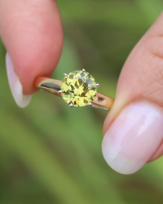 Breathtaking 2.59ct Natural Greenish Yellow Sapphire in Vintage 6 claw Mixed Metal 14ct Gold, 14ct White and Yellow Gold, size O or just over 7, 3.61g, with valuation