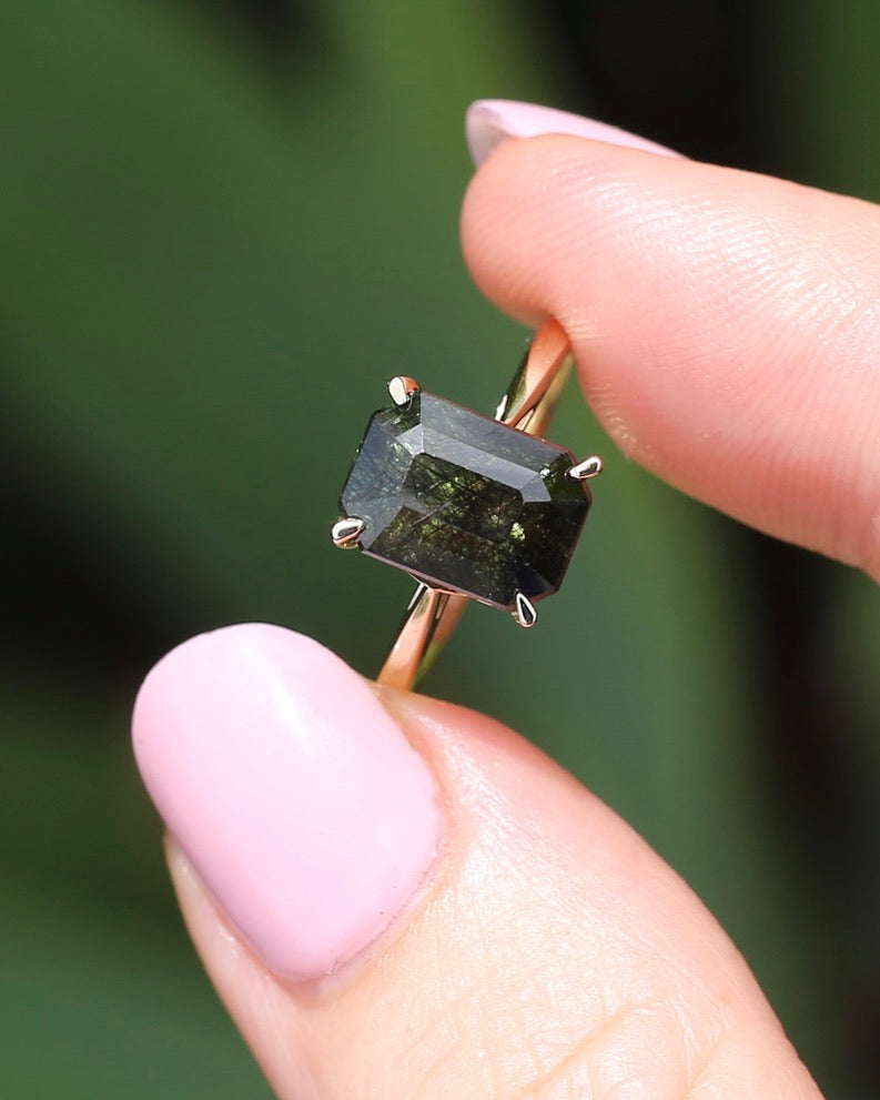 Unique Emerald Cut Ludwigite Peridot Ring, 4 claw, 9ct Yellow Gold, size O or 7.25, 2.87g