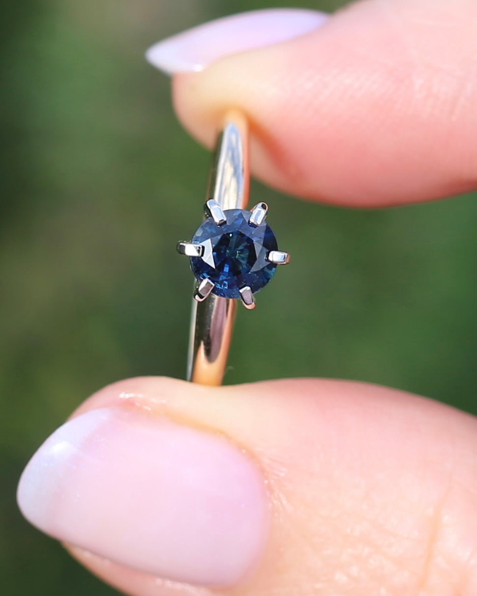 0.8ct Natural Teal Blue Sapphire in 14ct 6 Claw White Gold Setting on 14ct Yellow Gold Band, size N1/2 or just under 7, 2.51g