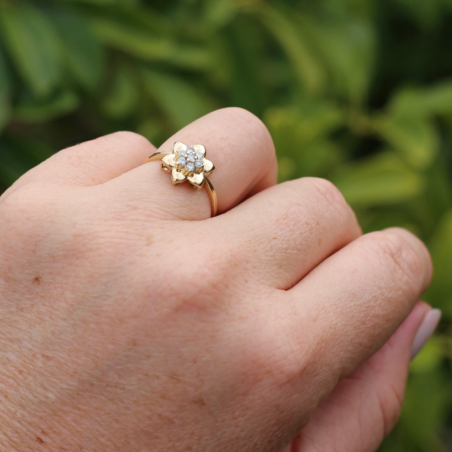 18ct Gold Flower with Diamond Stamens, 18ct Yellow Gold, size O or just over 7