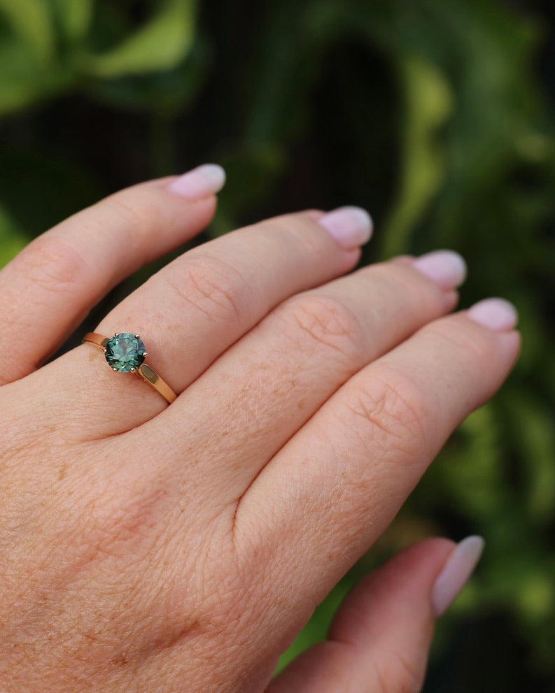 1.36ct Teal Parti Sapphire in Vintage 6 Claw 14ct Yellow Gold Ring, size O or 7.25, 1.96g, with valuation