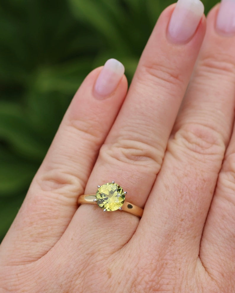 Breathtaking 2.59ct Natural Greenish Yellow Sapphire in Vintage 6 claw Mixed Metal 14ct Gold, 14ct White and Yellow Gold, size O or just over 7, 3.61g, with valuation
