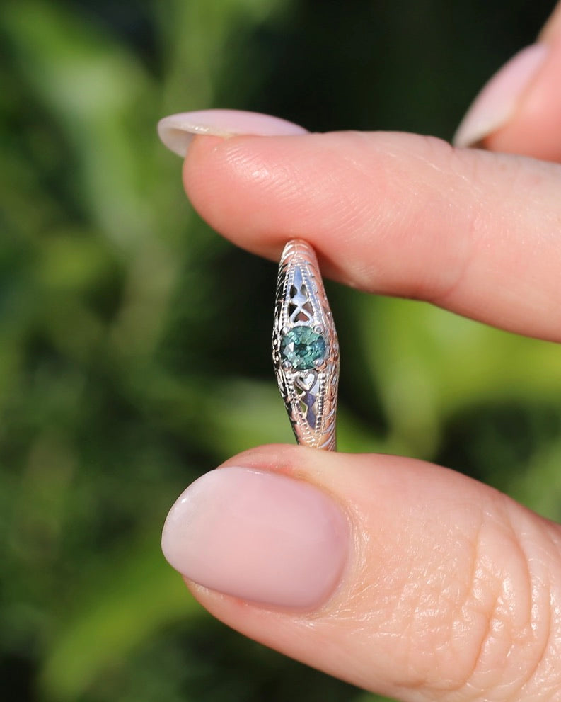 0.4ct Parti Sapphire Solitaire, Silver Filigree Ring, size N1/2 or 7, 2.6g