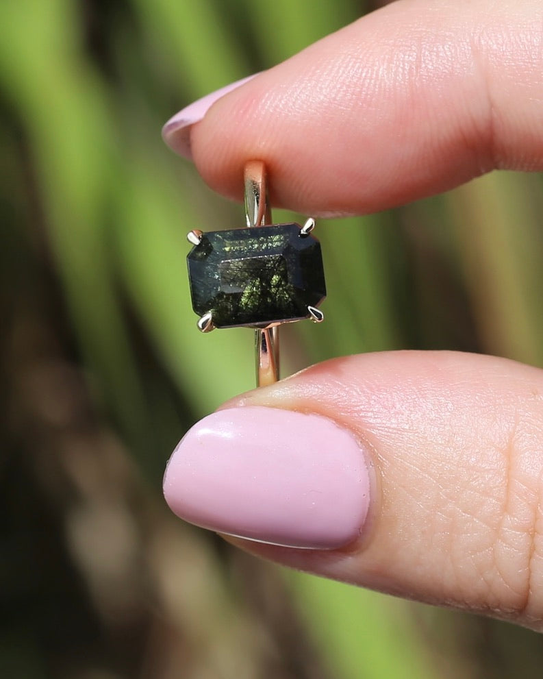 Unique Emerald Cut Ludwigite Peridot Ring, 4 claw, 9ct Yellow Gold, size O or 7.25, 2.87g