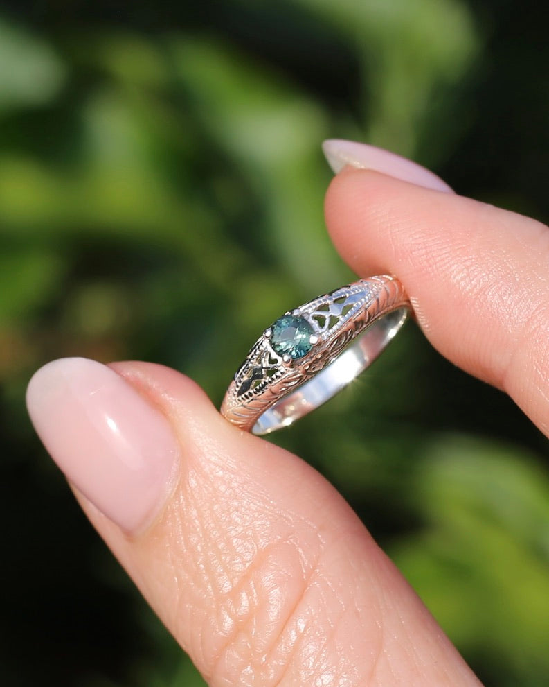 0.4ct Parti Sapphire Solitaire, Silver Filigree Ring, size N1/2 or 7, 2.6g