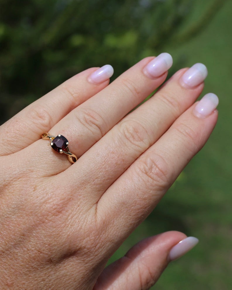 1.35ct Cushion Cut Deep Red Natural Spinel, 18ct Yellow Gold, size M1/2 or just under 6.5, 3.75g
