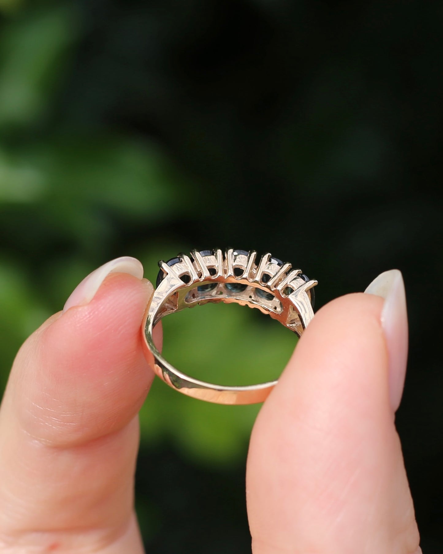 Vintage 3.25ct Five Stone Parti Sapphire Ring, 9ct Yellow Gold, size O1/2 or 7.5 with valuation, 3.05g