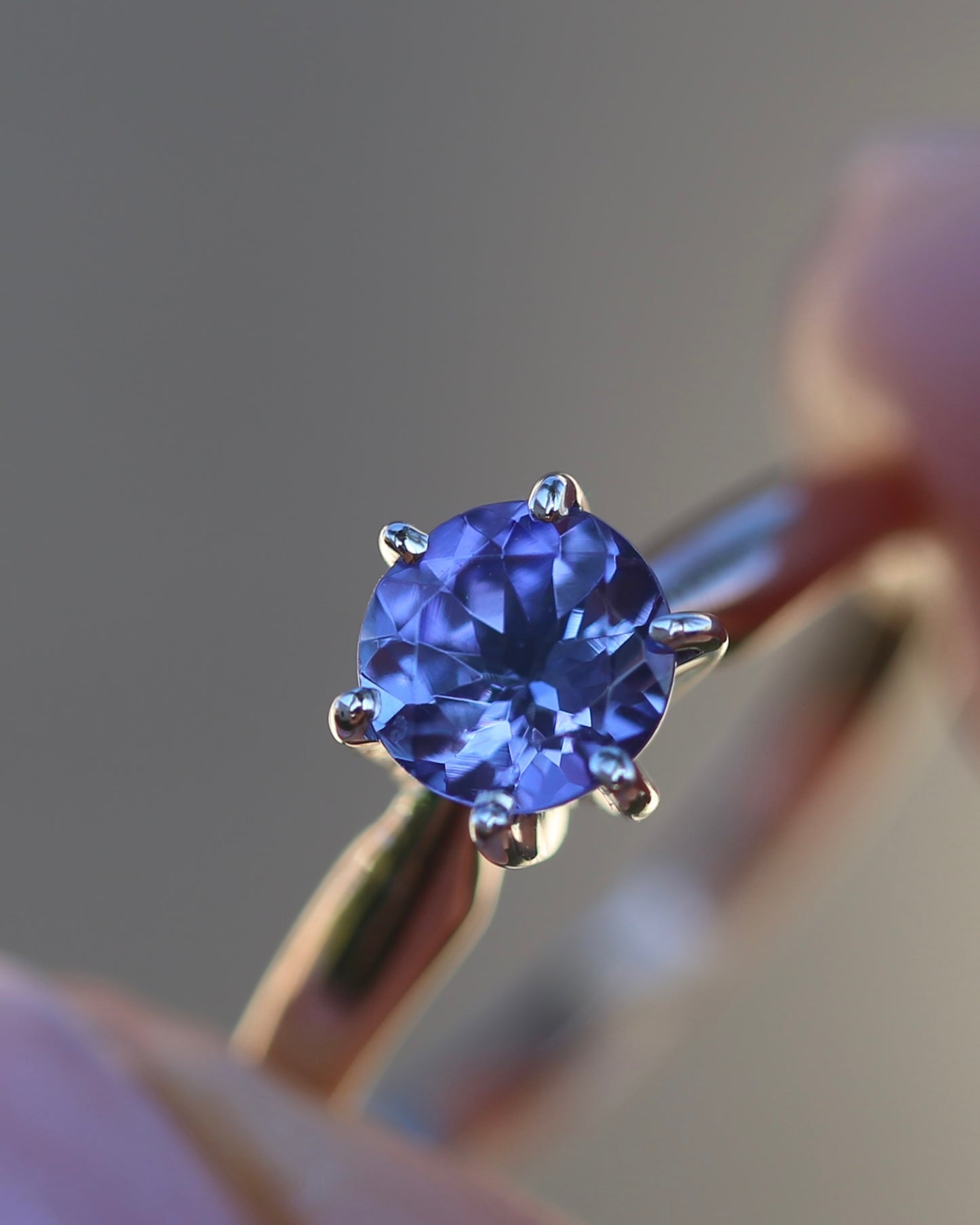 1ct Natural Tanzanite 6 Claw Ring, 10ct Rose and White Gold, size N1/2 or just under 7, 2.49g