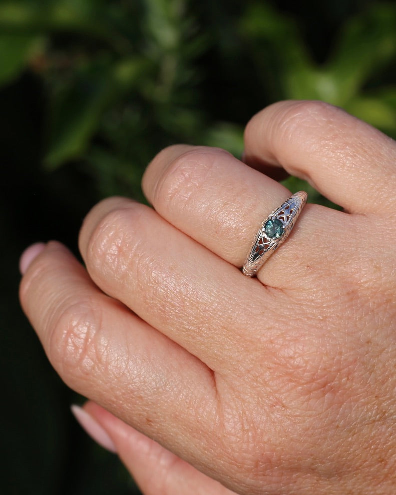 0.4ct Parti Sapphire Solitaire, Silver Filigree Ring, size N1/2 or 7, 2.6g