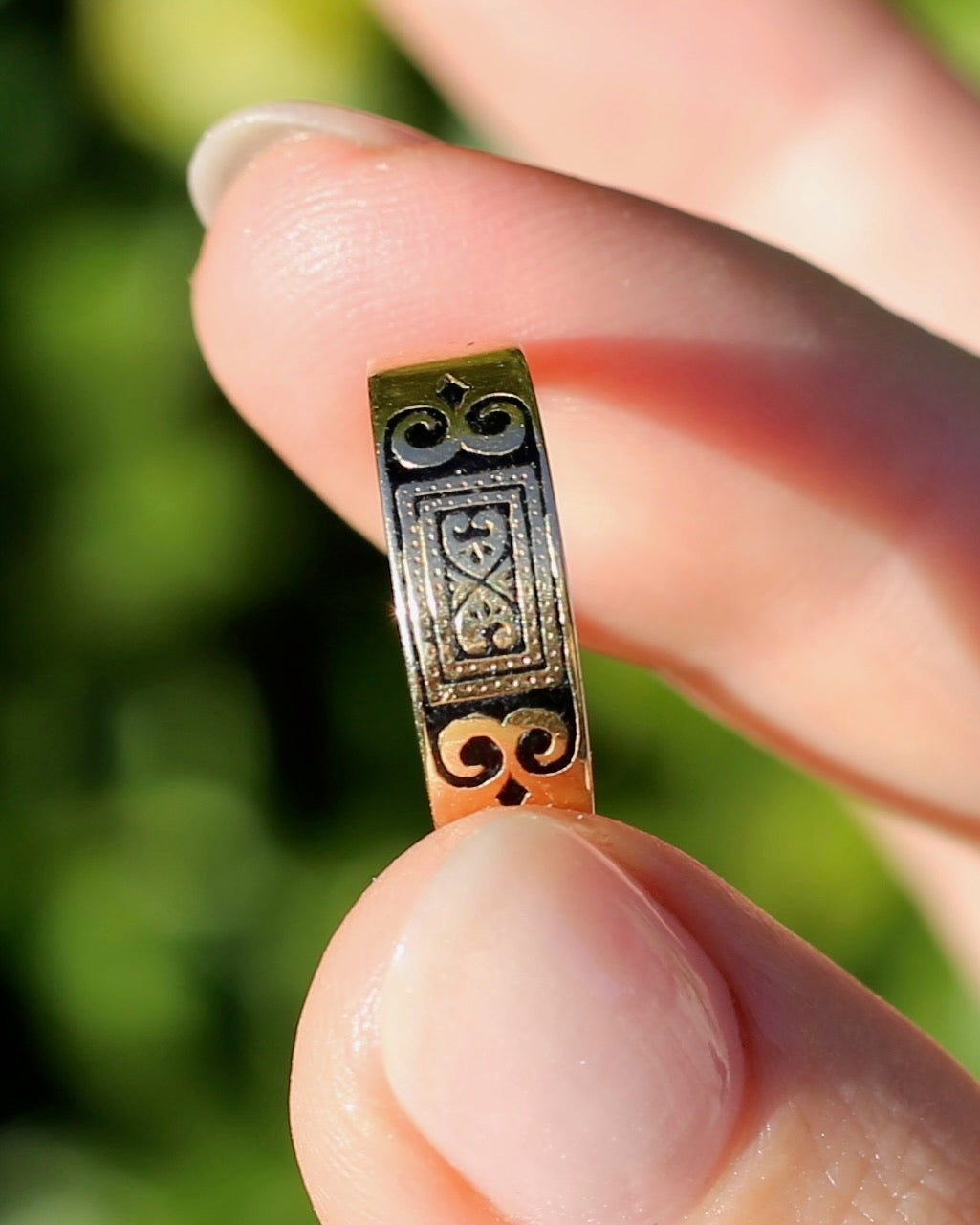 Antique Early Australian J. M. Wendt Enamel Set Band, 18ct Yellow Gold, size N or just over 6.5 (fits more like an M-M1/2 due to width)