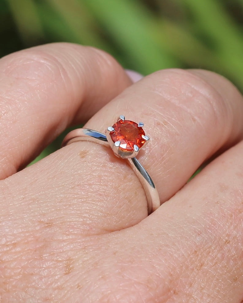 0.85ct Natural Orange Sapphire in 6 Claw Solitaire Ring, Sterling Silver, size N or 6.75, 1.87g