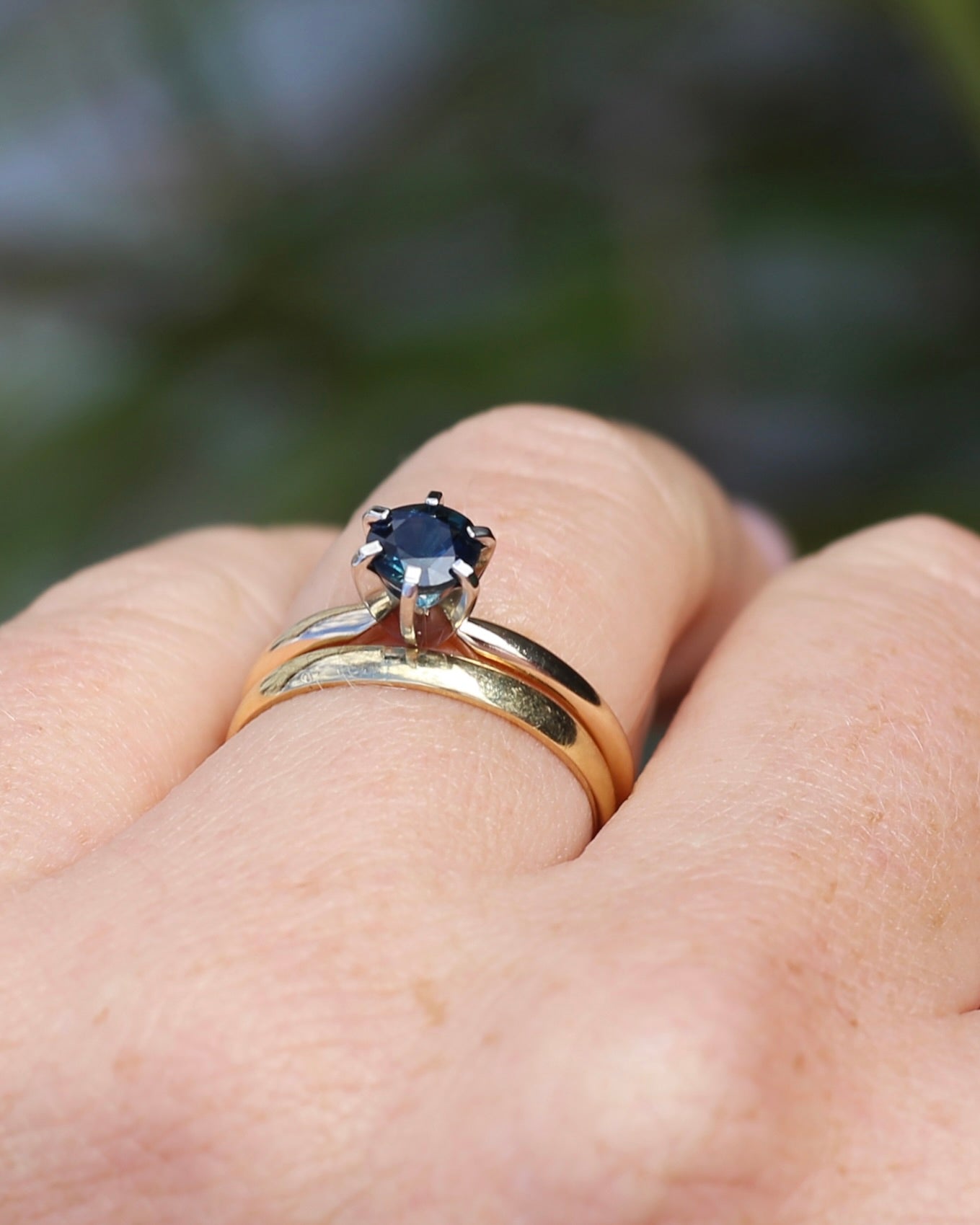 0.8ct Natural Teal Blue Sapphire in 14ct 6 Claw White Gold Setting on 14ct Yellow Gold Band, size N1/2 or just under 7, 2.51g