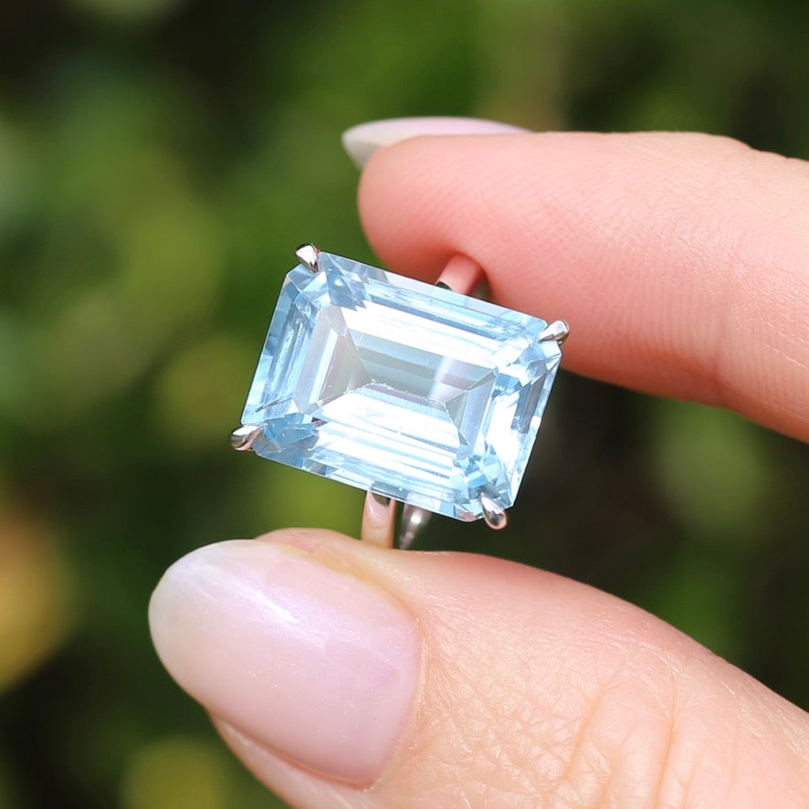 Stunning 15.41ct Emerald Cut Blue Topaz in 14ct White Gold Ring, size L or 5.5